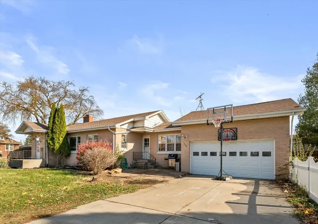 Photo 3 of Single family home for sale at 1060 Catherine St, Joliet, IL 60435 | MLS# 12719752 | Listing updated on 2026-09-09