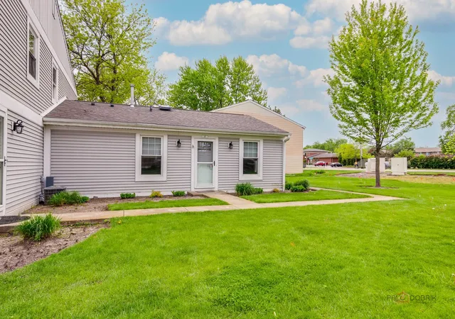 Photo 2 of Townhouse for sale at 247 Sunset Ct #247, Vernon Hills, IL 60061 | MLS# 12719767 | Listing updated on 2026-08-25