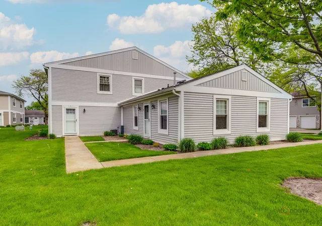 Photo 3 of Townhouse for sale at 247 Sunset Ct #247, Vernon Hills, IL 60061 | MLS# 12719767 | Listing updated on 2026-08-25