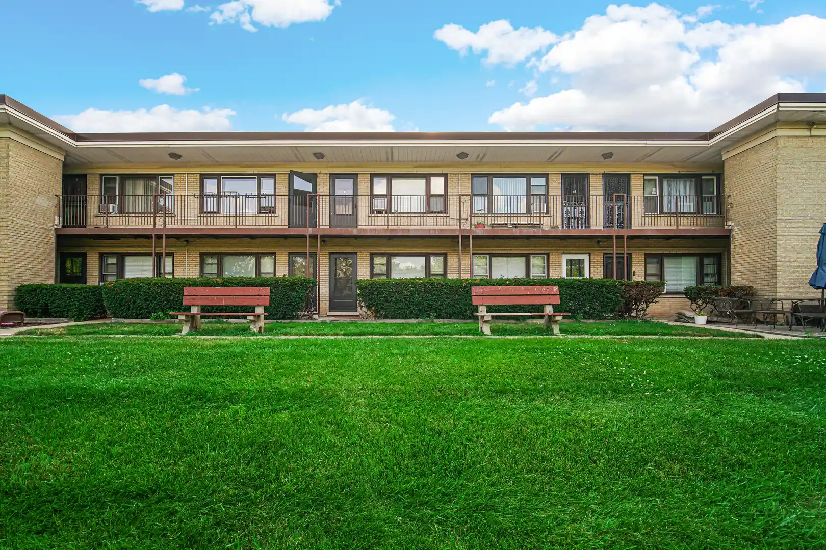 Listing Photo 2 - Condo for sale in 14 King Arthur Ct located at 14 King Arthur Ct, Northlake, IL 60164 - Unit #13