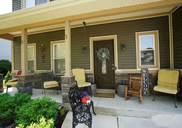 Photo 4 of Single family home for sale at 281 Fox Chase Dr N, Oswego, IL 60543 | MLS# 12719788 | Listing updated on 2026-09-17