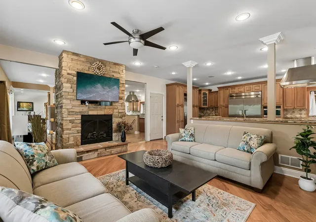 Photo 3 of Single family home for sale at 610 W Lonnquist Blvd, Mount Prospect, IL 60056 | MLS# 12719840 | Listing updated on 2026-09-18