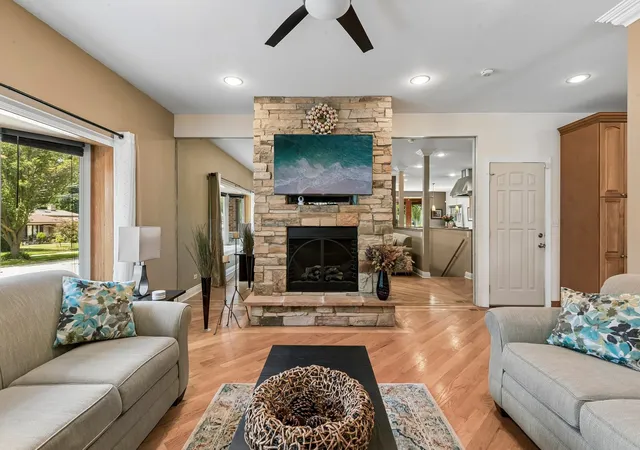 Photo 4 of Single family home for sale at 610 W Lonnquist Blvd, Mount Prospect, IL 60056 | MLS# 12719840 | Listing updated on 2026-09-18