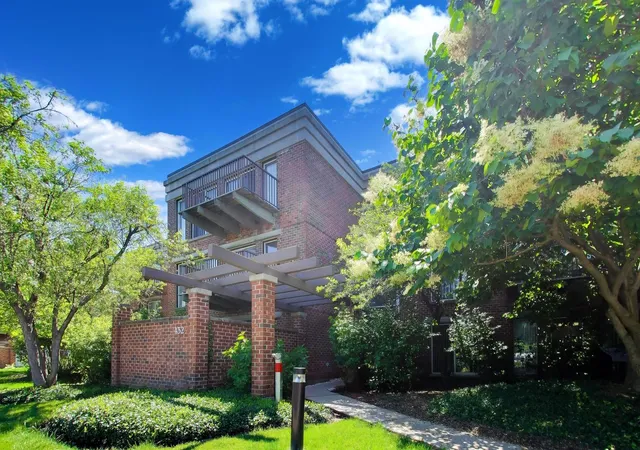 2nd image of 432 Kelburn Rd #121, Deerfield, IL 60015 | MLS# 12719940