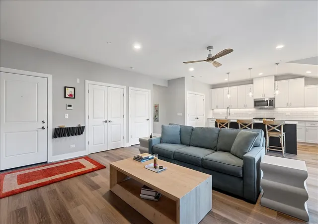 Listing Photo 4 - Condo for sale in building located at 319 S Glendale Ave, Barrington, IL 60010 - Unit #303