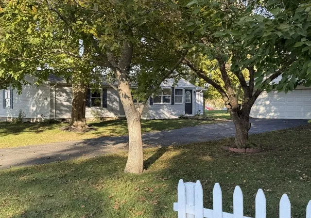 Photo 3 of Single family home for sale at 550 N Illinois Ave, Deland, IL 61839 | MLS# 12720148 | Listing updated on 2026-10-28