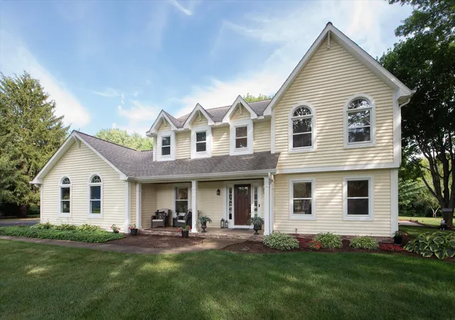 Photo 3 of Single family home for sale at 39w811 Hoeweed Ln, St. Charles, IL 60175 | MLS# 12720210 | Listing updated on 2026-08-05