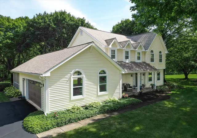 Photo 3 of Single family home for sale at 39w811 Hoeweed Ln, St. Charles, IL 60175 | MLS# 12720210 | Listing updated on 2026-08-05
