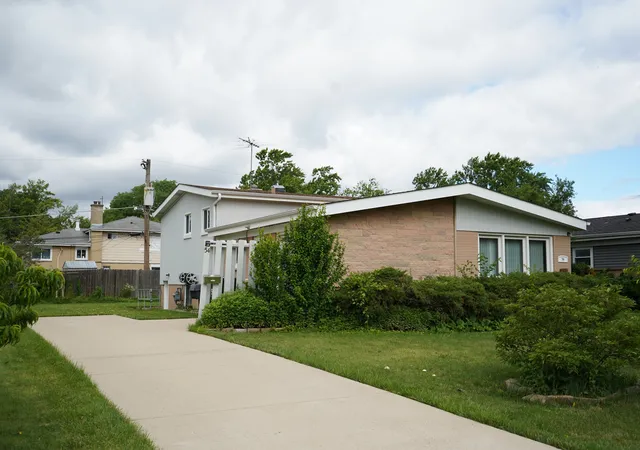 2nd image of 54 Fernwood Dr, Glenview, IL 60025 | MLS# 12720247