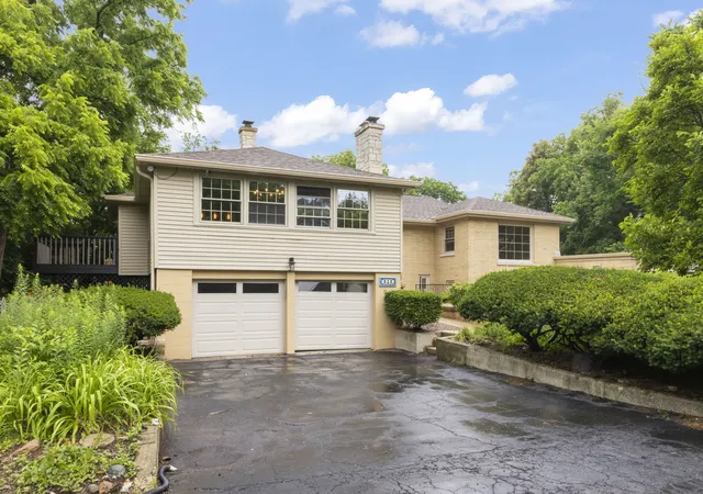 Photo 4 of Single family home for sale at 828 E 14th Street, Lombard, IL 60148 | MLS# 12720263 | Listing updated on 2026-09-23