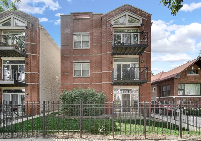 Listing Photo 4 - Condo for sale in building located at 5933 W Huron St, Chicago, IL 60644 - Unit #1S