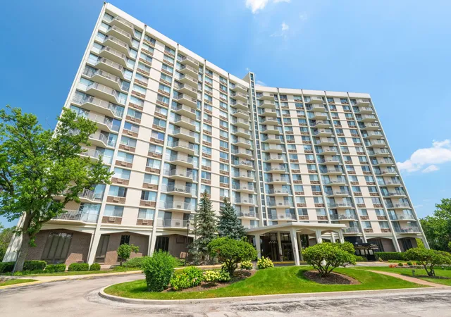 Photo 2 of Condo for sale at 40 N Tower Rd #6N, Oak Brook, IL 60523 | MLS# 12720413 | Listing updated on 2026-09-19