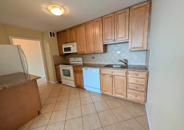 3rd image of 5455 N Sheridan Rd, Chicago, IL 60640