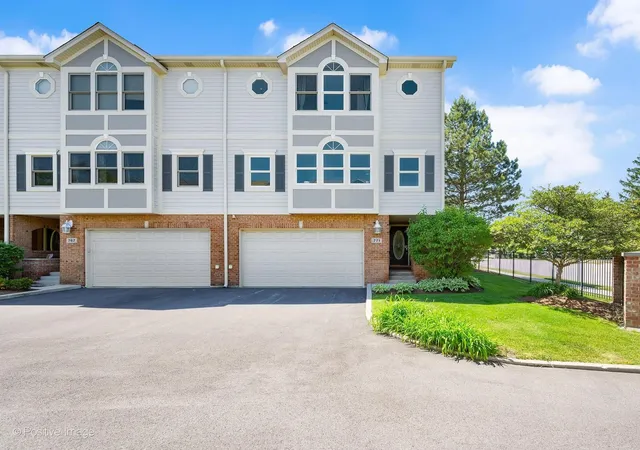 Photo 2 of Sale Pending at 771 W Kristen Ct, Palatine, IL 60067 | MLS# 12720558 | Listing updated on 2026-09-16
