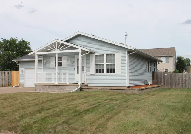 Photo 2 of Sale Pending at 916 Birchwood Dr, Colona, IL 61241 | MLS# 12720577 | Listing updated on 2026-09-26