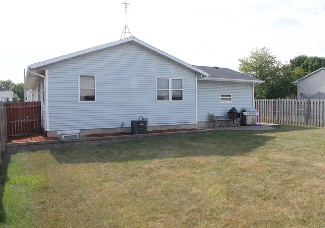 Photo 3 of Sale Pending at 916 Birchwood Dr, Colona, IL 61241 | MLS# 12720577 | Listing updated on 2026-09-26
