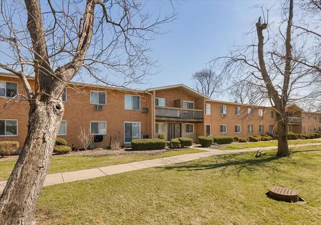 2nd image of 701 S Elmhurst Rd, Des Plaines, IL 60016