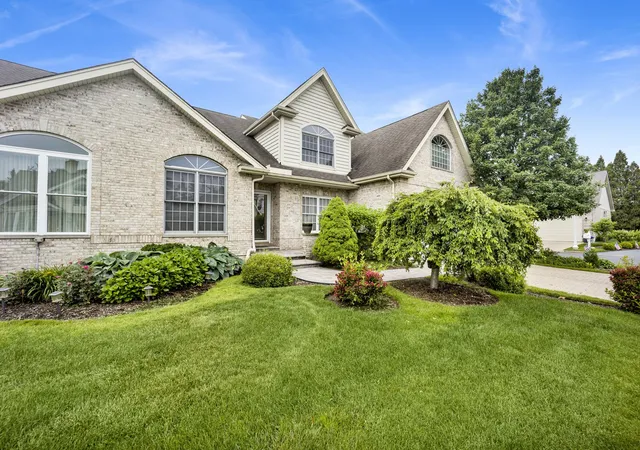 Photo 2 of Sale Pending at 3063 Rosebrook Cir, Westchester, IL 60154 | MLS# 12720689 | Listing updated on 2026-09-01