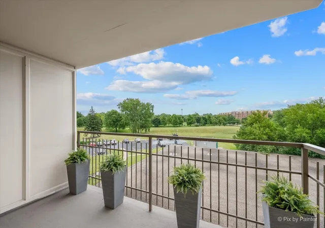 Listing Photo 4 - Condo for sale in building located at 6933 N Kedzie Ave, Chicago, IL 60645 - Unit #405