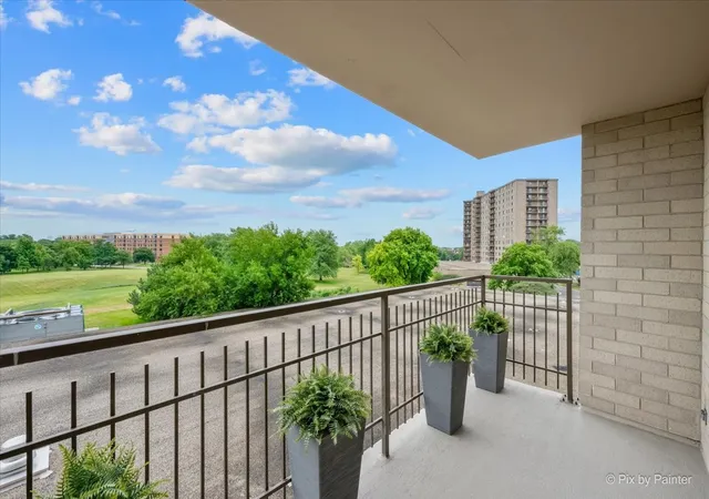 Listing Photo 5 - Condo for sale in building located at 6933 N Kedzie Ave, Chicago, IL 60645 - Unit #405
