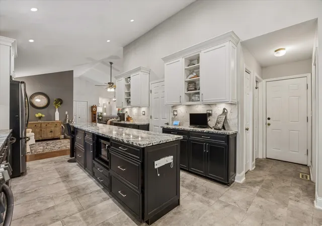 Photo 4 of Sale Pending at 126 Castle Rock Ln, Bloomingdale, IL 60108 | MLS# 12720757 | Listing updated on 2026-09-23