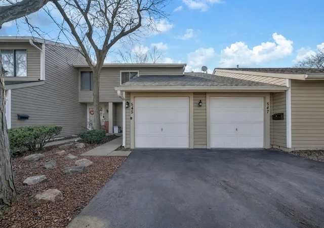 Photo 2 of Townhouse for sale at 545 Alton Ct, Carol Stream, IL 60188 | MLS# 12720762 | Listing updated on 2026-08-06