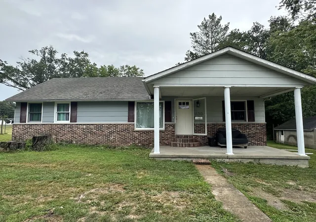 Photo 1 of Single family home for sale at 1130 W Webster St, Benton, IL 62812 | MLS# 12720811 | Listing updated on 2026-08-09