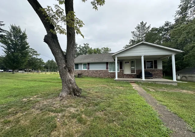 Photo 2 of Single family home for sale at 1130 W Webster St, Benton, IL 62812 | MLS# 12720811 | Listing updated on 2026-08-09