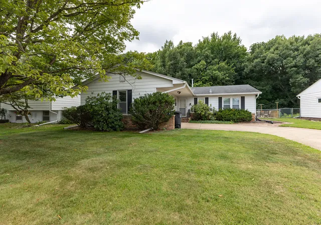 Photo 2 of Single family home for sale at 1901 47th Street Ct, Moline, IL 61265 | MLS# 12720812 | Listing updated on 2026-09-29