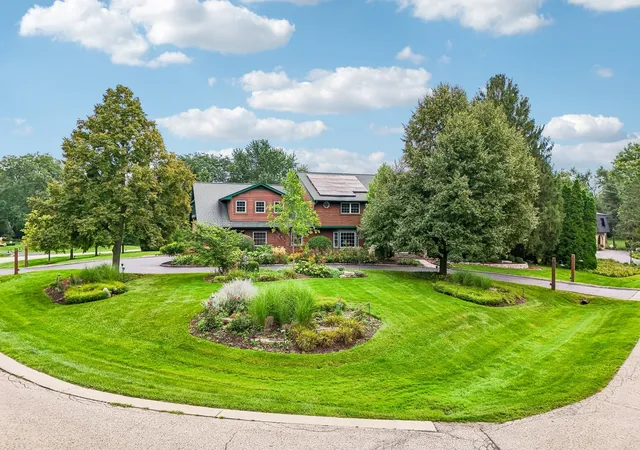 Photo 1 of Single family home for sale at 10 Elm St, Hawthorn Woods, IL 60047 | MLS# 12721033 | Listing updated on 2026-10-01