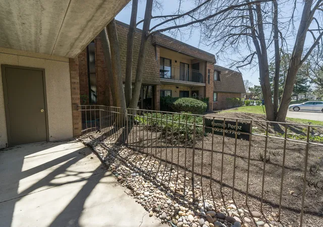 Listing Photo 2 - Condo for sale in building located at 250 Old Oak Dr, Buffalo Grove, IL 60089 - Unit #172