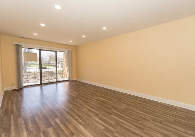 Photo 4 of Condo for sale at 250 Old Oak Dr #172, Buffalo Grove, IL 60089 | MLS# 12721034 | Listing updated on 2026-08-07