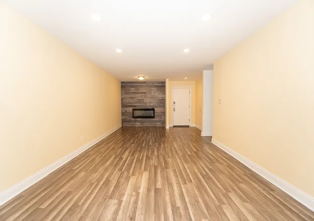 Photo 5 of Condo for sale at 250 Old Oak Dr #172, Buffalo Grove, IL 60089 | MLS# 12721034 | Listing updated on 2026-08-07