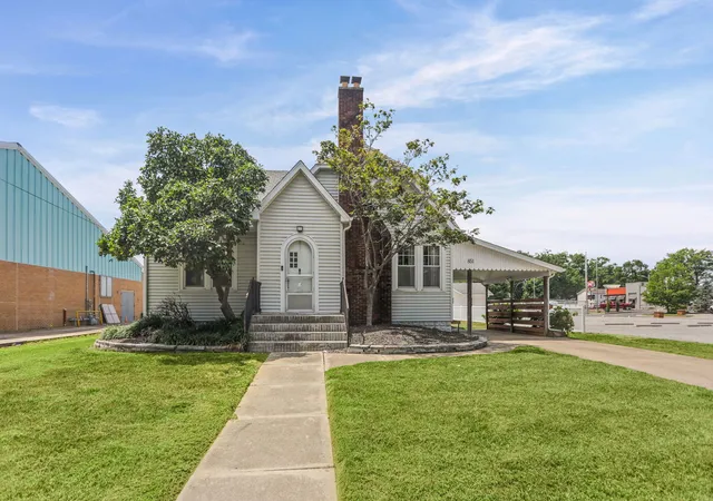 Photo 2 of Single family home for sale at 851 11th Street, Carlyle, IL 62231 | MLS# 12721048 | Listing updated on 2026-09-04