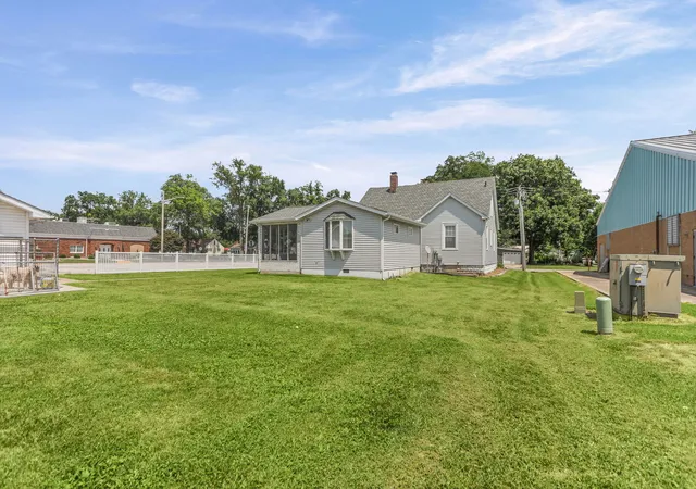 Photo 4 of Single family home for sale at 851 11th Street, Carlyle, IL 62231 | MLS# 12721048 | Listing updated on 2026-09-04