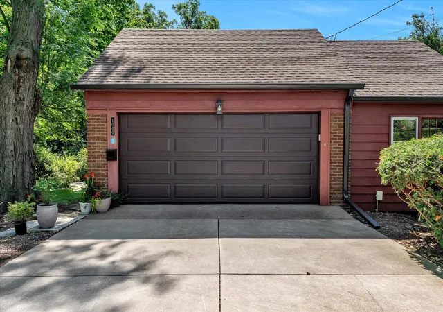 Photo 3 of Sale Pending at 1000 27th Avenue, Moline, IL 61265 | MLS# 12721183 | Listing updated on 2026-08-27