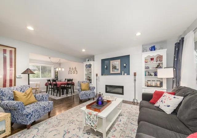 Photo 3 of Single family home for sale at 2005 E Cayuga Ln, Mount Prospect, IL 60056 | MLS# 12721199 | Listing updated on 2026-09-21