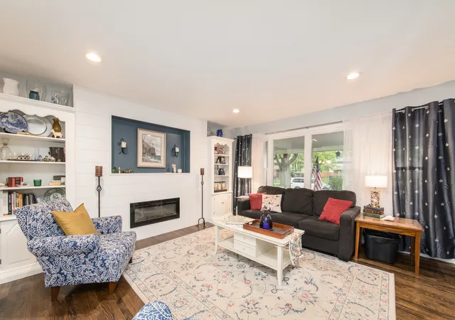 Photo 3 of Single family home for sale at 2005 E Cayuga Ln, Mount Prospect, IL 60056 | MLS# 12721199 | Listing updated on 2026-09-21