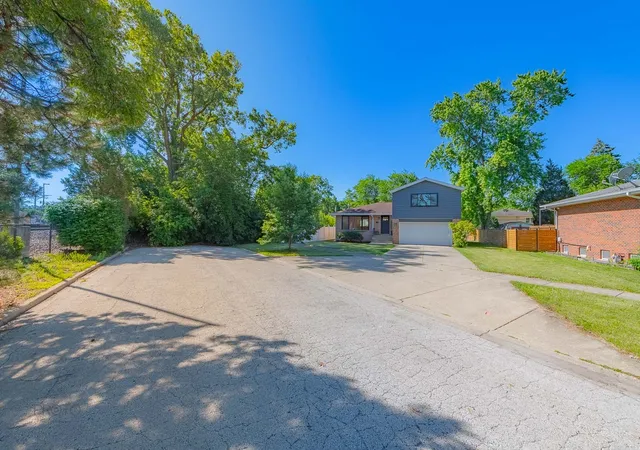Photo 3 of Single family home for sale at 2405 Avondale Ave, Park Ridge, IL 60068 | MLS# 12721206 | Listing updated on 2026-08-06