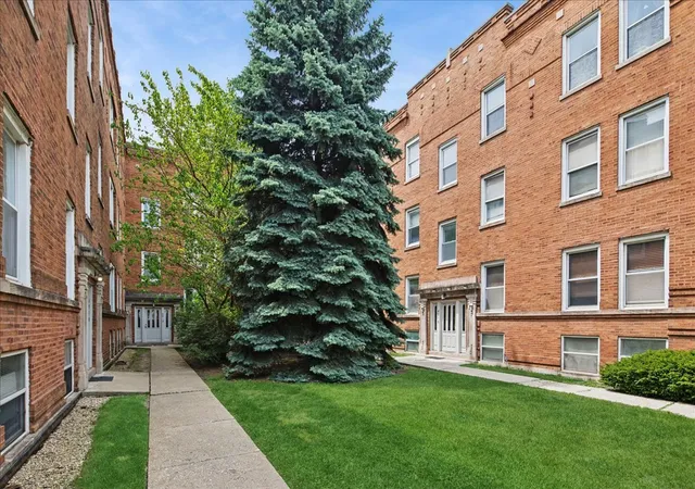 Photo 2 of Condo for sale at 4916 N Kedzie Ave #2W, Chicago, IL 60625 | MLS# 12721286 | Listing updated on 2026-09-22