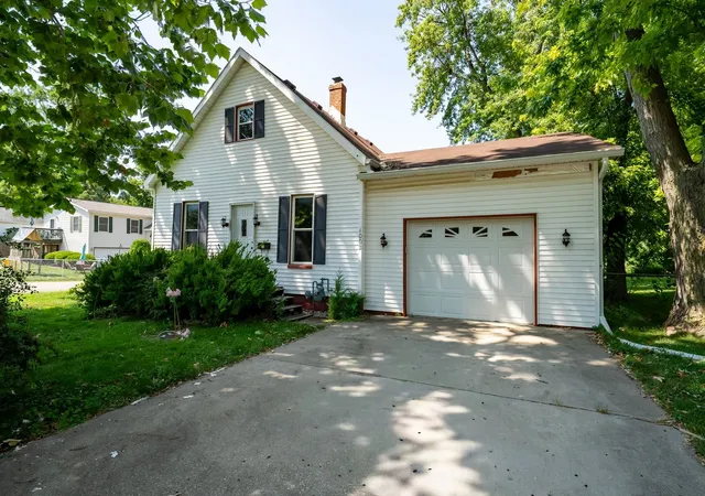Photo 1 of Single family home for sale at 1002 E Empire St, Bloomington, IL 61701 | MLS# 12721436 | Listing updated on 2026-09-28