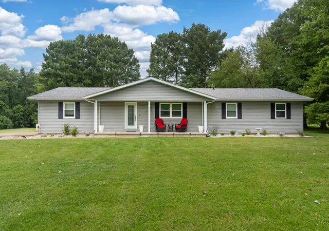 Photo 2 of Single family home for sale at 1101 E Pine St, Herrin, IL 62948 | MLS# 12721511 | Listing updated on 2026-08-25