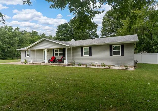 Photo 3 of Single family home for sale at 1101 E Pine St, Herrin, IL 62948 | MLS# 12721511 | Listing updated on 2026-08-25