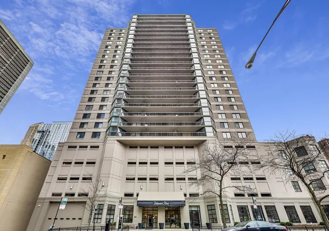 2nd image of 33 W Delaware Pl, Chicago, IL 60610
