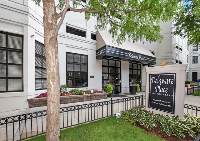 3rd image of 33 W Delaware Pl, Chicago, IL 60610