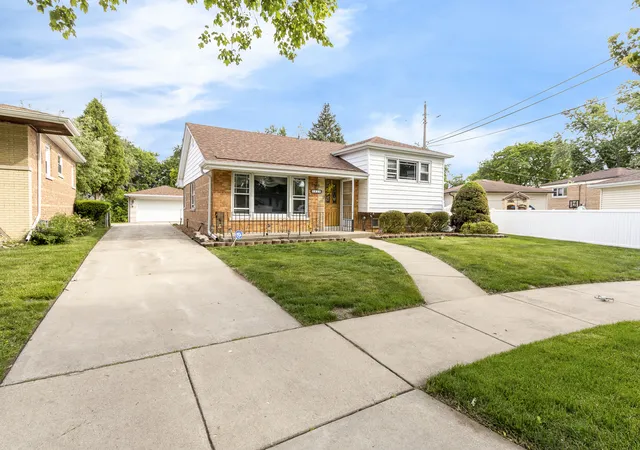 Photo 1 of Single family home for sale at 5425 Drury Ln, Oak Lawn, IL 60453 | MLS# 12721580 | Listing updated on 2026-08-11