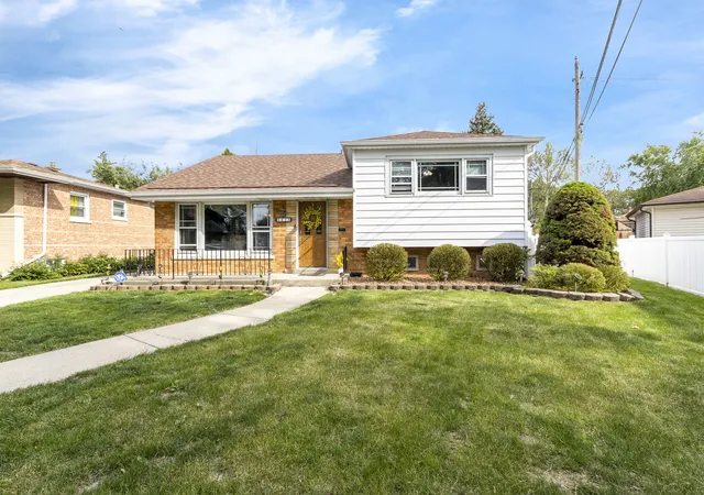 Photo 2 of Single family home for sale at 5425 Drury Ln, Oak Lawn, IL 60453 | MLS# 12721580 | Listing updated on 2026-08-11