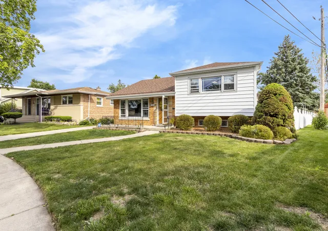 Photo 2 of Single family home for sale at 5425 Drury Ln, Oak Lawn, IL 60453 | MLS# 12721580 | Listing updated on 2026-08-11