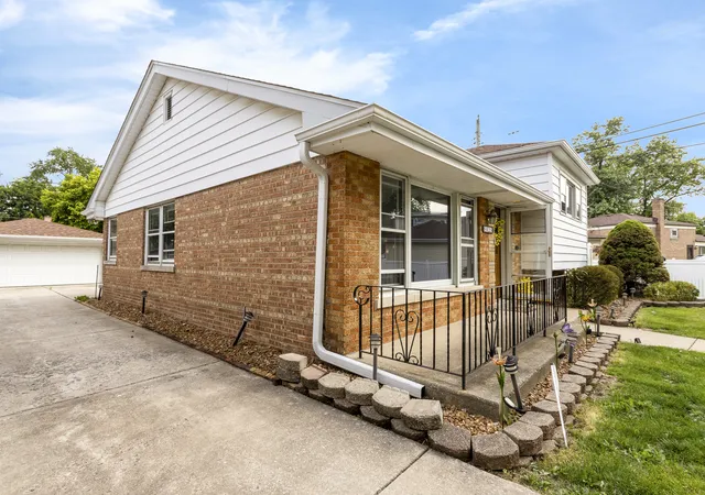 Photo 3 of Single family home for sale at 5425 Drury Ln, Oak Lawn, IL 60453 | MLS# 12721580 | Listing updated on 2026-08-11