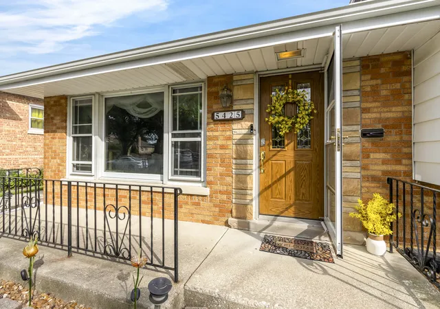 Photo 4 of Single family home for sale at 5425 Drury Ln, Oak Lawn, IL 60453 | MLS# 12721580 | Listing updated on 2026-08-11
